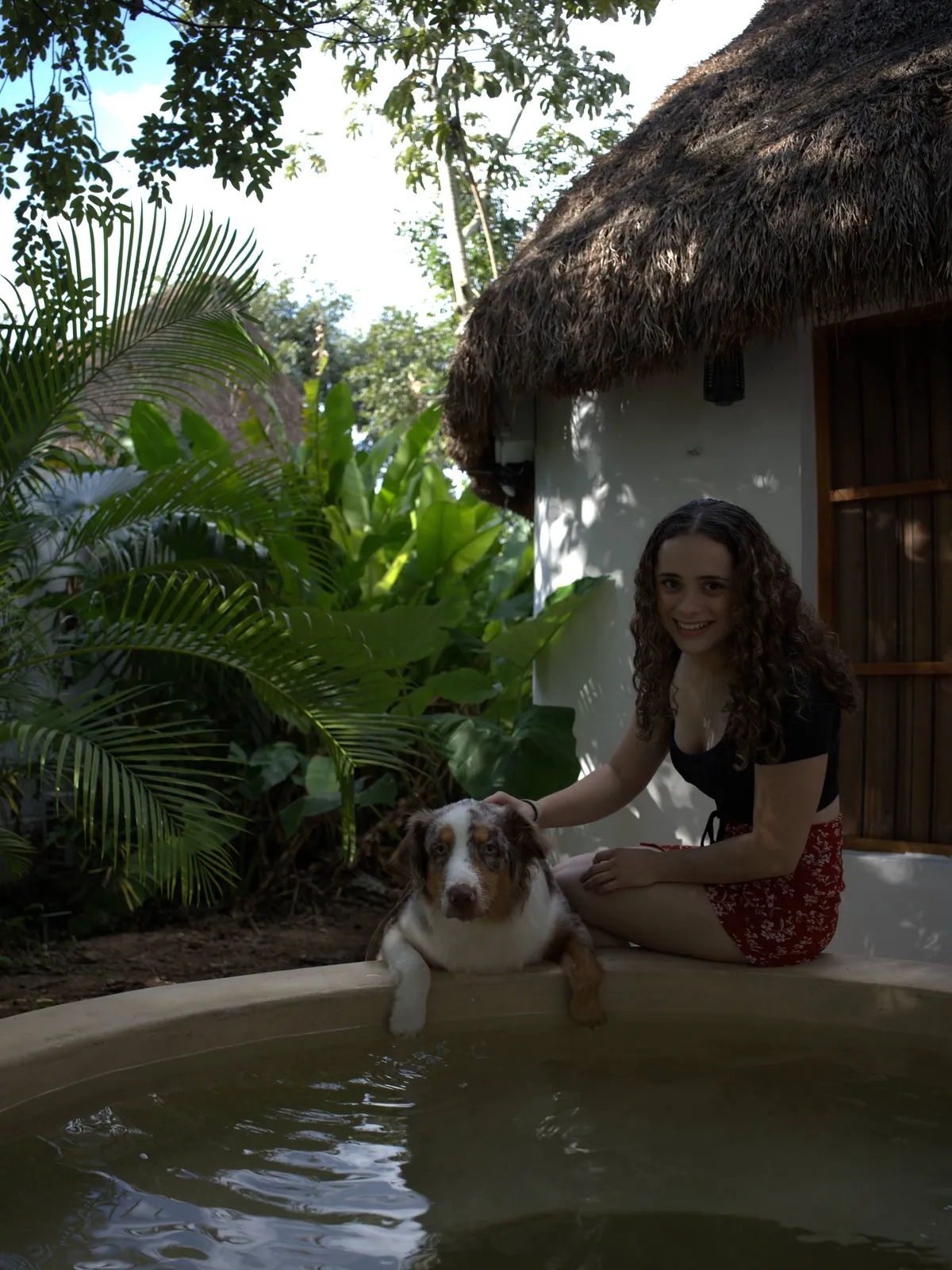 Mascota disfrutando la tina al aire libre en el hotel
