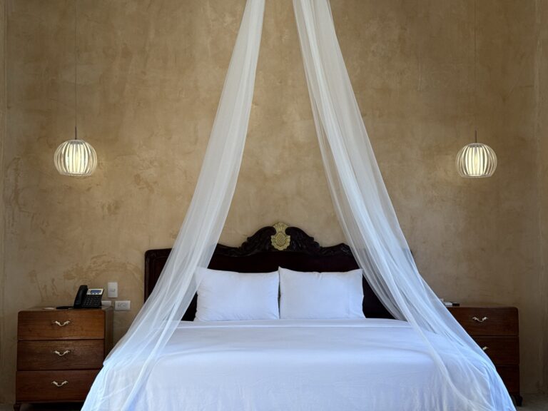 La Tienda de Raya — Recámara con dosel