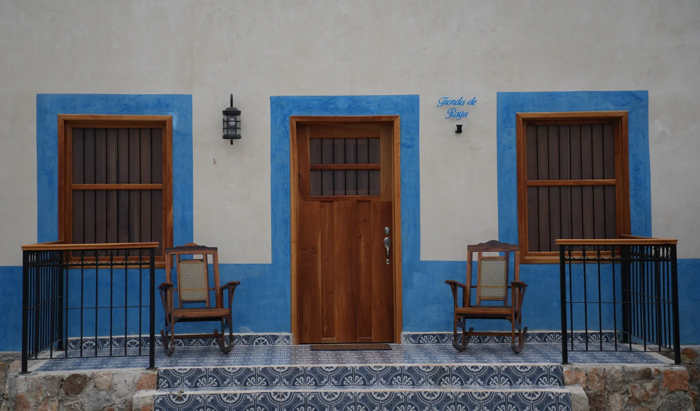 La Tienda de Raya — fachada con marco azul