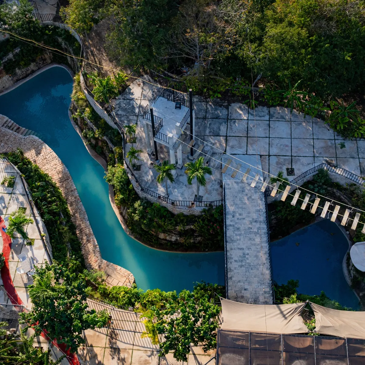 Tirolesa sobre el cenote