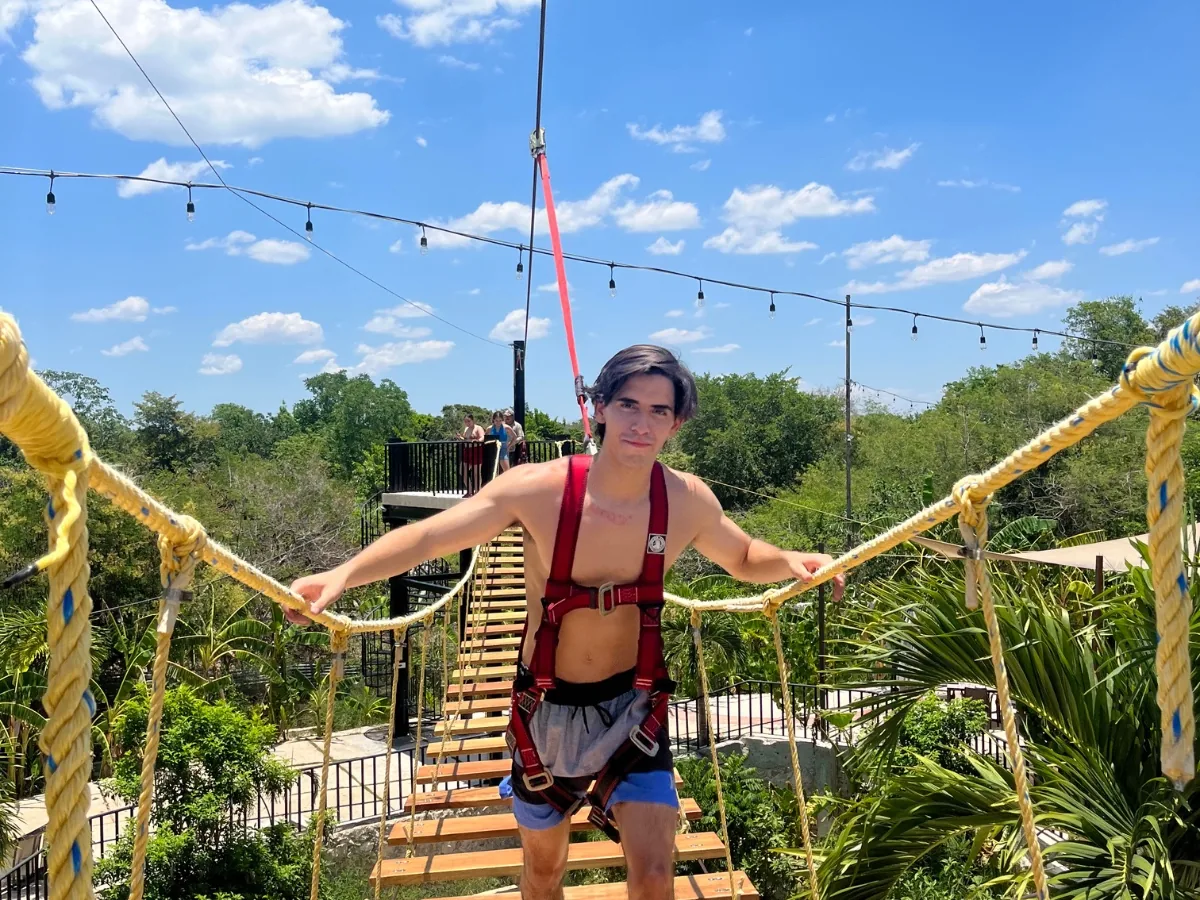 Tirolesa sobre el cenote