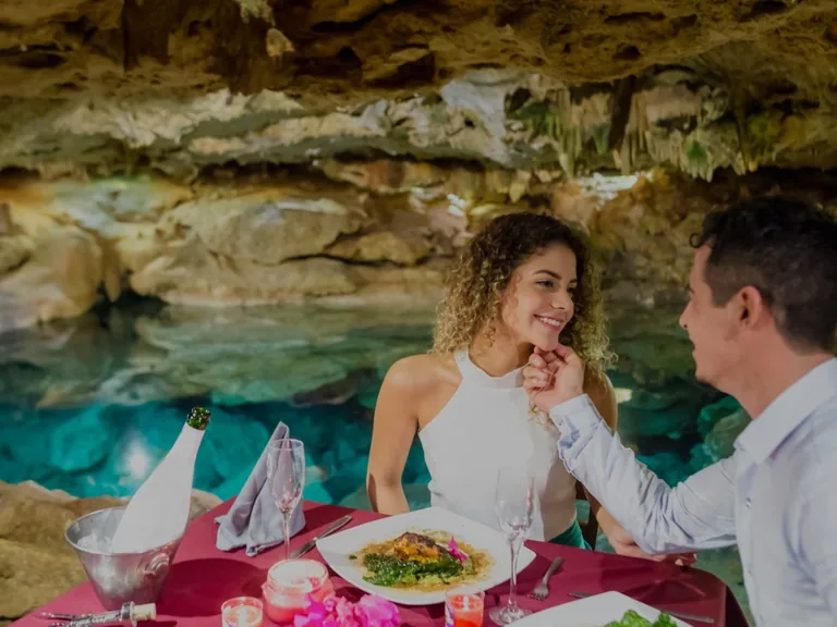 Cena romántica dentro del cenote