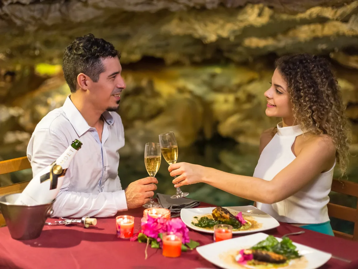 Cena romántica a la luz de las velas