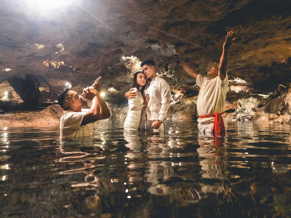 Ceremonia maya en el cenote